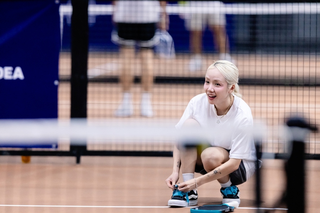 Phương Ly đi xem pickleball cùng bạn trai nhưng soi outfit toàn thấy hình bóng crush!- Ảnh 3.