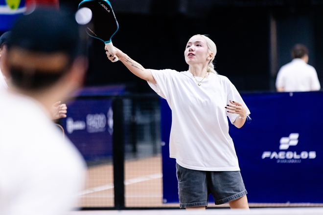 Phương Ly đi xem pickleball cùng bạn trai nhưng soi outfit toàn thấy hình bóng crush!- Ảnh 6.