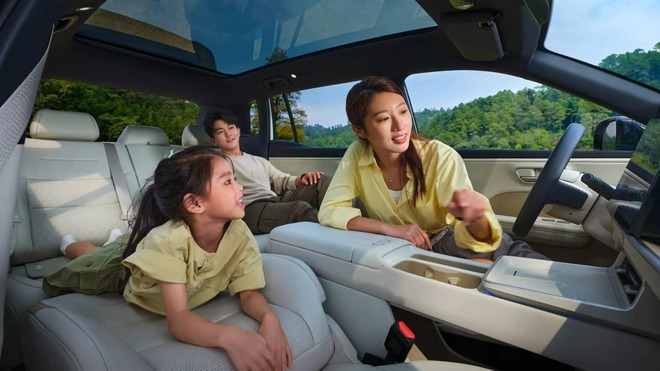 Toyota bZ3X ra mắt: Giá quy đổi chỉ từ 350 triệu đồng, chạy tới 620km/sạc, màn gần 15inch, camera, cảm biến 'dát' đầy quanh xe- Ảnh 9. Toyota bZ3X ra mắt: Giá quy đổi chỉ từ 350 triệu đồng, chạy tới 620km/sạc, màn gần 15inch, camera, cảm biến 'dát' đầy quanh xe- Ảnh 9.