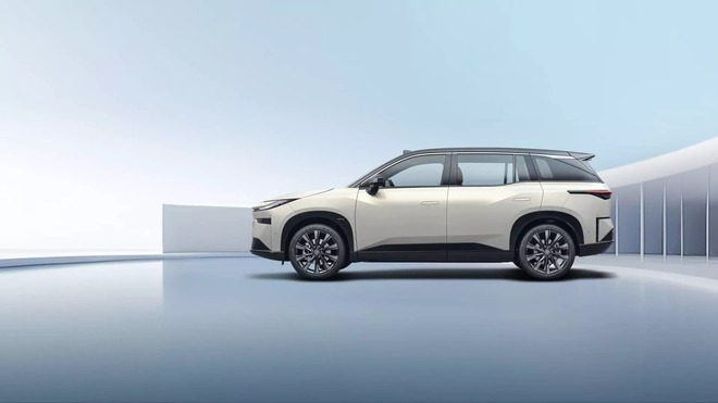 Toyota bZ3X ra mắt: Giá quy đổi chỉ từ 350 triệu đồng, chạy tới 620km/sạc, màn gần 15inch, camera, cảm biến 'dát' đầy quanh xe- Ảnh 6. Toyota bZ3X ra mắt: Giá quy đổi chỉ từ 350 triệu đồng, chạy tới 620km/sạc, màn gần 15inch, camera, cảm biến 'dát' đầy quanh xe- Ảnh 6.