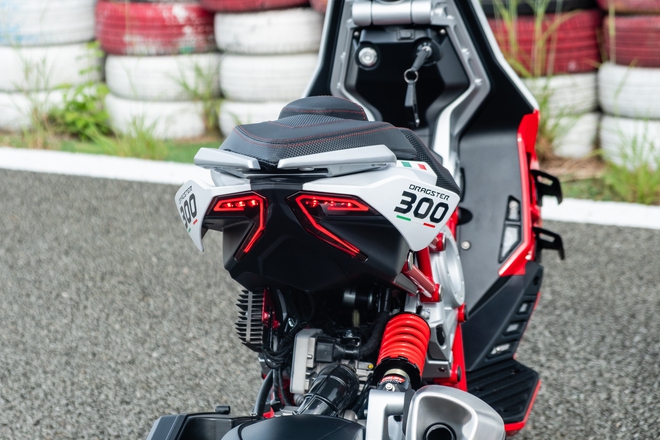 Italjet Dragster 300 ra mắt Việt Nam: Thiết kế lạ, giá dễ 200 triệu song cốp nhỏ, không có chìa khóa thông minh- Ảnh 7. Italjet Dragster 300 ra mắt Việt Nam: Thiết kế lạ, giá dễ 200 triệu song cốp nhỏ, không có chìa khóa thông minh- Ảnh 7.
