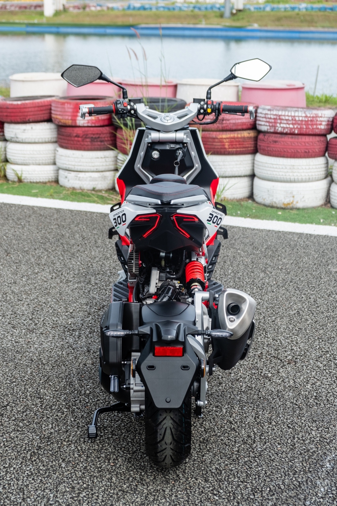 Italjet Dragster 300 ra mắt Việt Nam: Thiết kế lạ, giá dễ 200 triệu song cốp nhỏ, không có chìa khóa thông minh- Ảnh 8. Italjet Dragster 300 ra mắt Việt Nam: Thiết kế lạ, giá dễ 200 triệu song cốp nhỏ, không có chìa khóa thông minh- Ảnh 8.