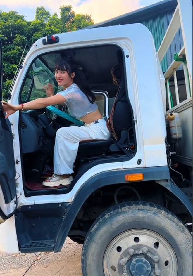 Mỹ nhân Tuyên Quang lái xe tải 30 tấn gây sốt, bố mẹ chia sẻ thêm nhiều điều gây bất ngờ- Ảnh 5. Mỹ nhân Tuyên Quang lái xe tải 30 tấn gây sốt, bố mẹ chia sẻ thêm nhiều điều gây bất ngờ- Ảnh 5.