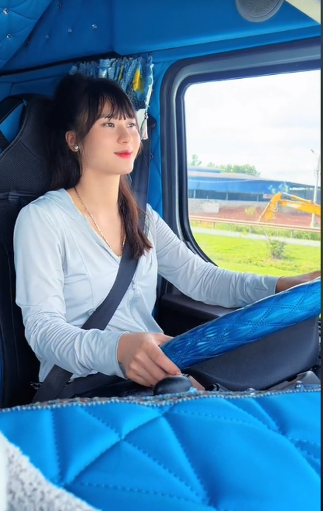 Mỹ nhân Tuyên Quang lái xe tải 30 tấn gây sốt, bố mẹ chia sẻ thêm nhiều điều gây bất ngờ- Ảnh 7. Mỹ nhân Tuyên Quang lái xe tải 30 tấn gây sốt, bố mẹ chia sẻ thêm nhiều điều gây bất ngờ- Ảnh 7.