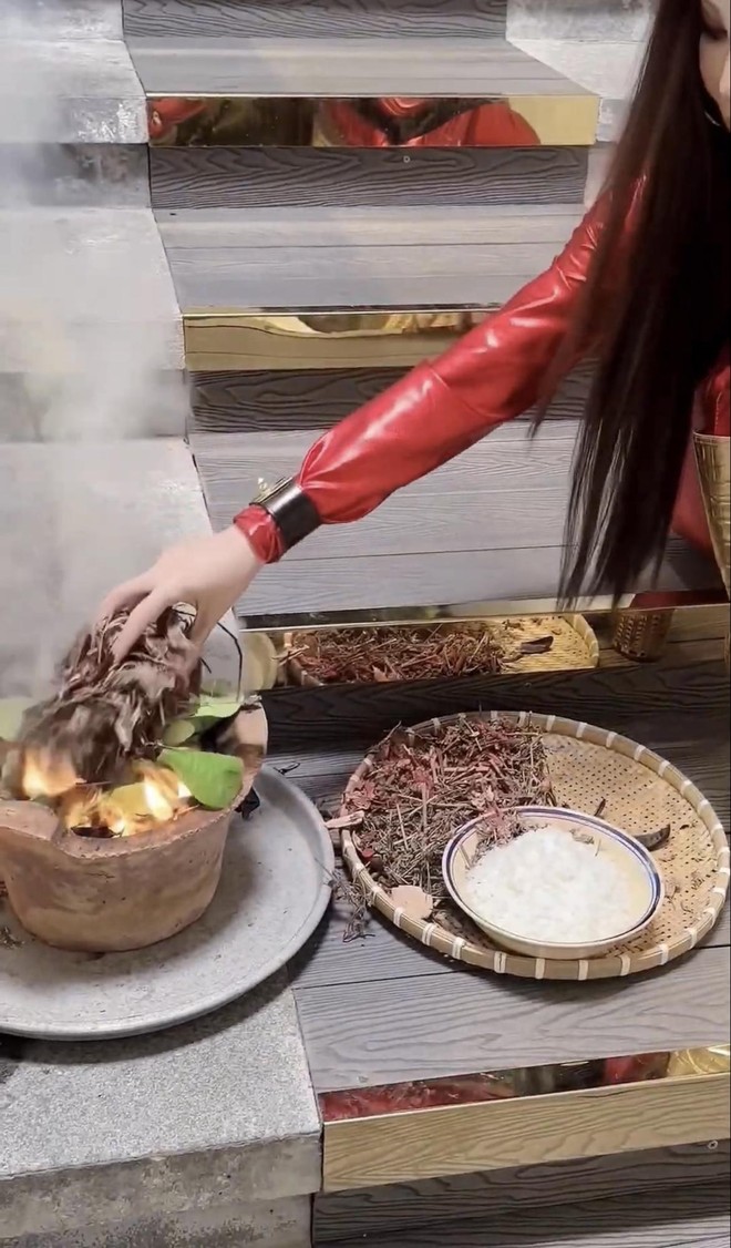 Rich Kid Gia Kỳ mua cả "rừng" thông trang trí Noel, Madame Hồng diện đồ "cực cháy" hướng dẫn xông nhà cuối năm- Ảnh 7. Rich Kid Gia Kỳ mua cả "rừng" thông trang trí Noel, Madame Hồng diện đồ "cực cháy" hướng dẫn xông nhà cuối năm- Ảnh 7.