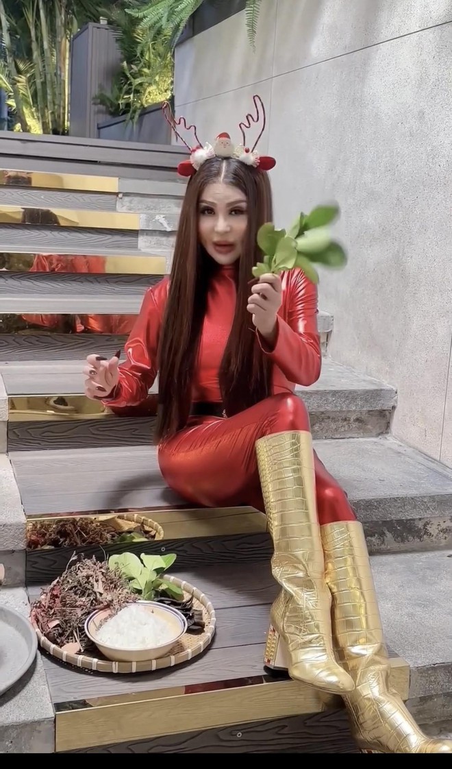 Rich Kid Gia Kỳ mua cả "rừng" thông trang trí Noel, Madame Hồng diện đồ "cực cháy" hướng dẫn xông nhà cuối năm- Ảnh 6. Rich Kid Gia Kỳ mua cả "rừng" thông trang trí Noel, Madame Hồng diện đồ "cực cháy" hướng dẫn xông nhà cuối năm- Ảnh 6.