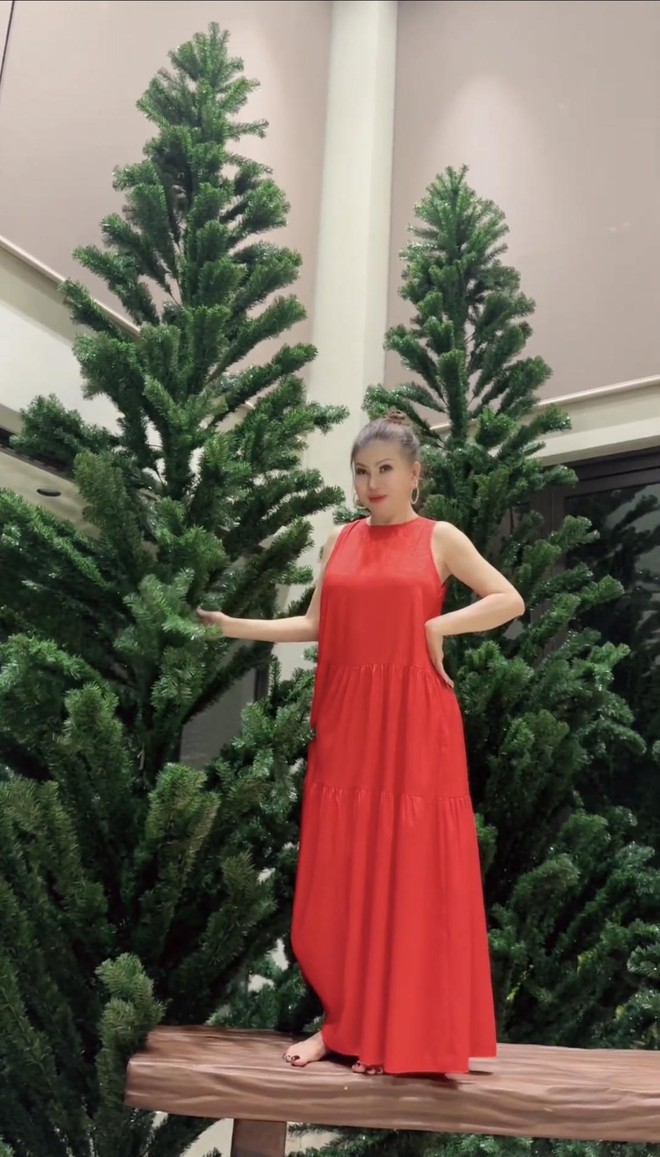 Rich Kid Gia Kỳ mua cả "rừng" thông trang trí Noel, Madame Hồng diện đồ "cực cháy" hướng dẫn xông nhà cuối năm- Ảnh 3. Rich Kid Gia Kỳ mua cả "rừng" thông trang trí Noel, Madame Hồng diện đồ "cực cháy" hướng dẫn xông nhà cuối năm- Ảnh 3.