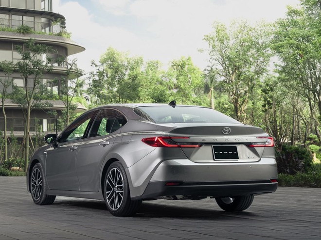 Chênh 99 triệu đồng, chọn Toyota Camry bản tiêu chuẩn nhiều tiện ích và an toàn hơn hay Honda Accord động cơ mạnh hơn- Ảnh 3. Chênh 99 triệu đồng, chọn Toyota Camry bản tiêu chuẩn nhiều tiện ích và an toàn hơn hay Honda Accord động cơ mạnh hơn- Ảnh 3.