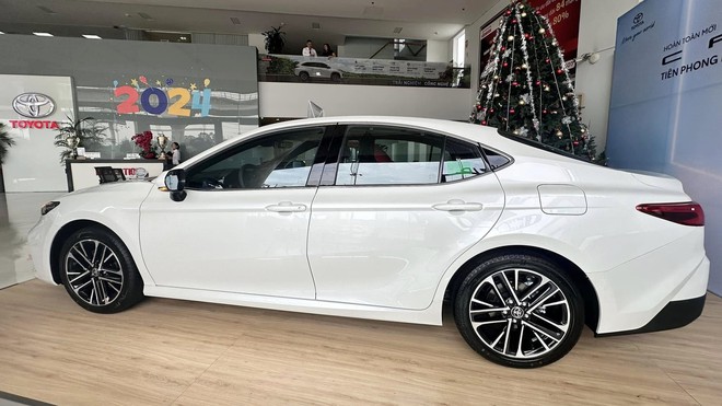 Chênh 99 triệu đồng, chọn Toyota Camry bản tiêu chuẩn nhiều tiện ích và an toàn hơn hay Honda Accord động cơ mạnh hơn- Ảnh 9. Chênh 99 triệu đồng, chọn Toyota Camry bản tiêu chuẩn nhiều tiện ích và an toàn hơn hay Honda Accord động cơ mạnh hơn- Ảnh 9.