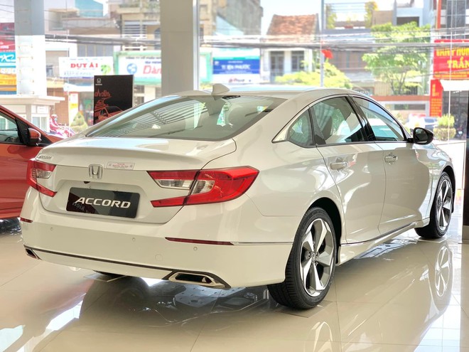 Chênh 99 triệu đồng, chọn Toyota Camry bản tiêu chuẩn nhiều tiện ích và an toàn hơn hay Honda Accord động cơ mạnh hơn- Ảnh 4. Chênh 99 triệu đồng, chọn Toyota Camry bản tiêu chuẩn nhiều tiện ích và an toàn hơn hay Honda Accord động cơ mạnh hơn- Ảnh 4.