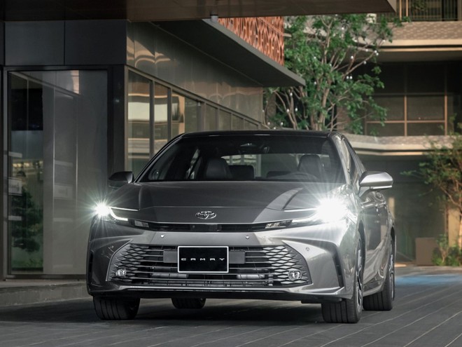 Chênh 99 triệu đồng, chọn Toyota Camry bản tiêu chuẩn nhiều tiện ích và an toàn hơn hay Honda Accord động cơ mạnh hơn- Ảnh 1. Chênh 99 triệu đồng, chọn Toyota Camry bản tiêu chuẩn nhiều tiện ích và an toàn hơn hay Honda Accord động cơ mạnh hơn- Ảnh 1.