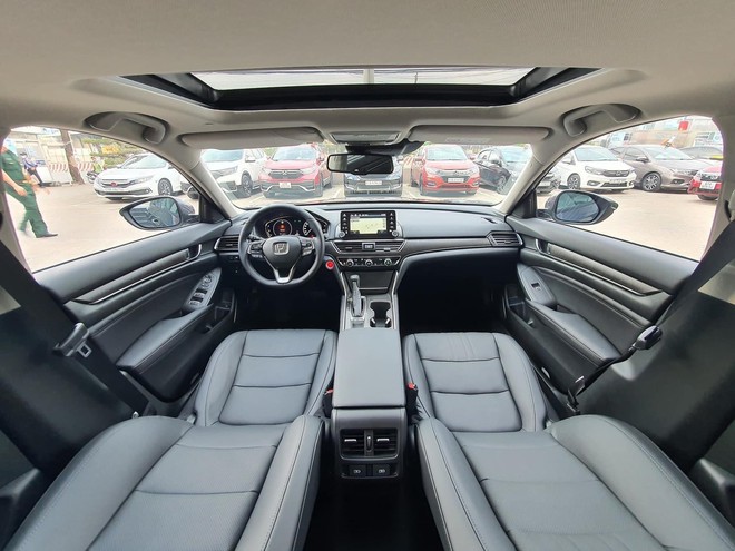 Chênh 99 triệu đồng, chọn Toyota Camry bản tiêu chuẩn nhiều tiện ích và an toàn hơn hay Honda Accord động cơ mạnh hơn- Ảnh 6. Chênh 99 triệu đồng, chọn Toyota Camry bản tiêu chuẩn nhiều tiện ích và an toàn hơn hay Honda Accord động cơ mạnh hơn- Ảnh 6.