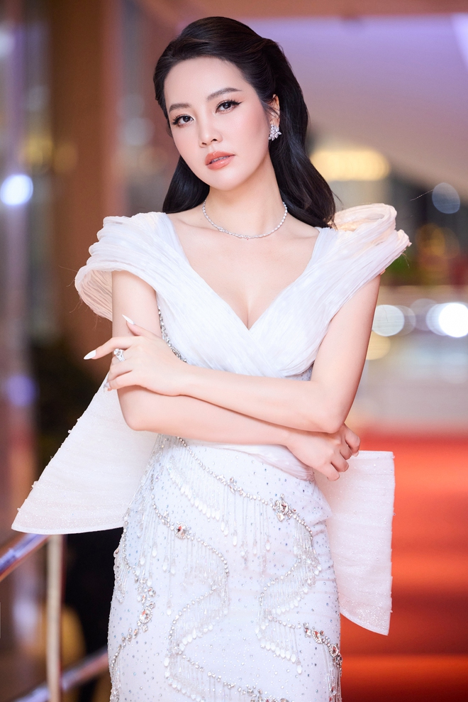 Á hậu Thụy Vân 4 lần dẫn lễ trao giải VinFuture: "Tôi cảm thấy tự hào"- Ảnh 3. Á hậu Thụy Vân 4 lần dẫn lễ trao giải VinFuture: "Tôi cảm thấy tự hào"- Ảnh 3.