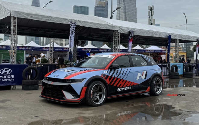 Hyundai Ioniq 5 N mạnh như siêu xe drift cực cháy giữa ngàn khán giả TP.HCM, xe điện nhưng 'giật tê người' sướng như xe xăng- Ảnh 2. Hyundai Ioniq 5 N mạnh như siêu xe drift cực cháy giữa ngàn khán giả TP.HCM, xe điện nhưng 'giật tê người' sướng như xe xăng- Ảnh 2.