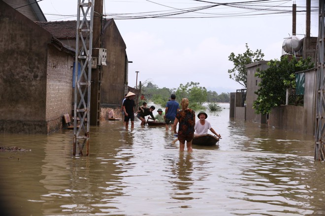 "Rốn lũ" Chương Mỹ chạy ngập: Người dân dùng thuyền đi lại, hết lần ngập này lại đến đợt lụt khác nối nhau- Ảnh 7.