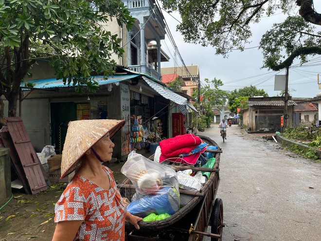 "Rốn lũ" Chương Mỹ chạy ngập: Người dân dùng thuyền đi lại, hết lần ngập này lại đến đợt lụt khác nối nhau- Ảnh 16.