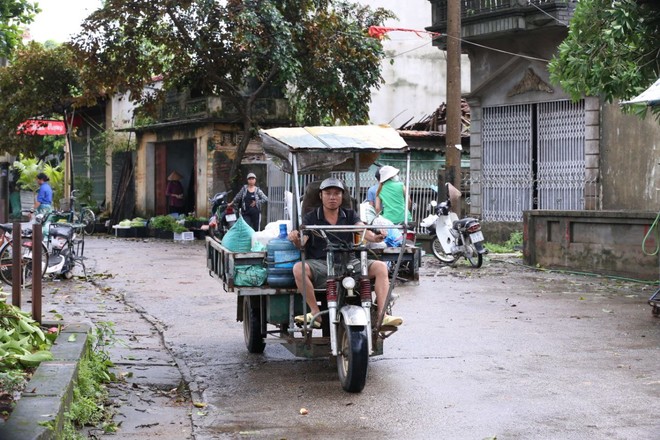 "Rốn lũ" Chương Mỹ chạy ngập: Người dân dùng thuyền đi lại, hết lần ngập này lại đến đợt lụt khác nối nhau- Ảnh 17.