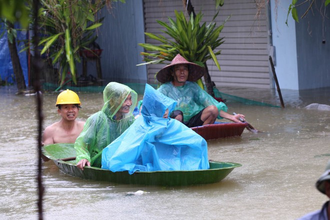 Người dân "rốn lũ" Chương Mỹ: Nước ngập sâu ngang ngực, vội vã chạy lũ dưới cơn mưa tầm tã- Ảnh 2.