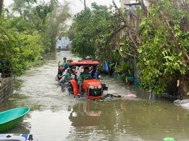 Người dân "rốn lũ" Chương Mỹ: Nước ngập sâu ngang ngực, vội vã chạy lũ dưới cơn mưa tầm tã- Ảnh 8.