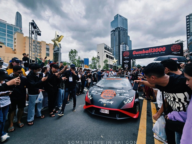 Những hình ảnh xấu trong Gumball 3000 tại TP. HCM: Người trèo rào, người chặn đầu xe, người đập kính siêu xe khiến YouTuber phải hét lên- Ảnh 7.