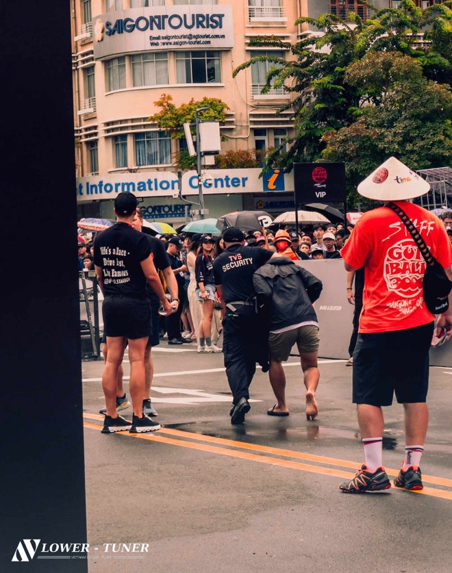 Những hình ảnh xấu trong Gumball 3000 tại TP. HCM: Người trèo rào, người chặn đầu xe, người đập kính siêu xe khiến YouTuber phải hét lên- Ảnh 13.