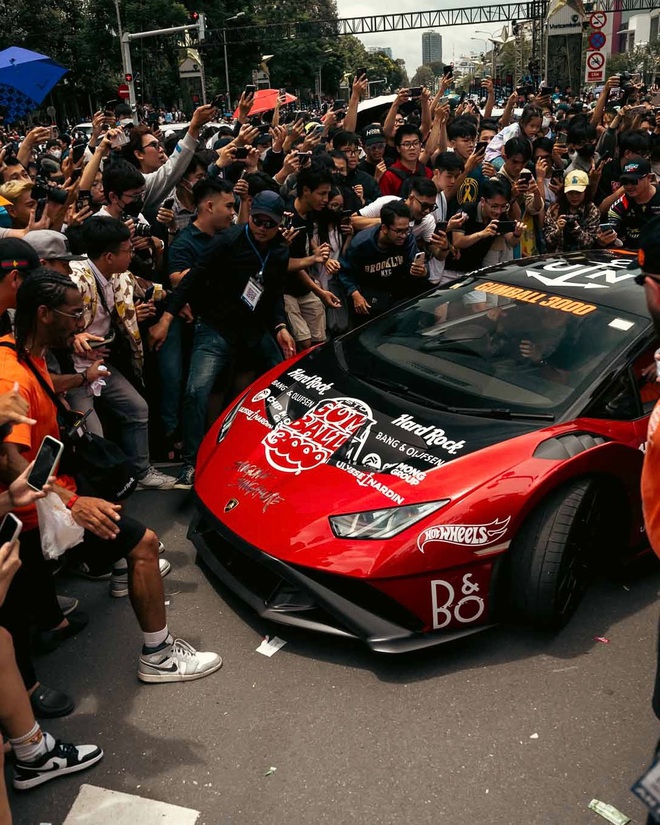 Những hình ảnh xấu trong Gumball 3000 tại TP. HCM: Người trèo rào, người chặn đầu xe, người đập kính siêu xe khiến YouTuber phải hét lên- Ảnh 4.