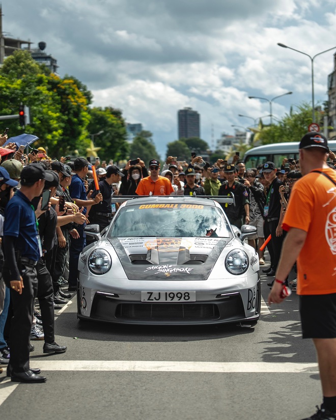 Những hình ảnh xấu trong Gumball 3000 tại TP. HCM: Người trèo rào, người chặn đầu xe, người đập kính siêu xe khiến YouTuber phải hét lên- Ảnh 9.