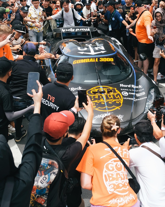 Những hình ảnh xấu trong Gumball 3000 tại TP. HCM: Người trèo rào, người chặn đầu xe, người đập kính siêu xe khiến YouTuber phải hét lên- Ảnh 8.