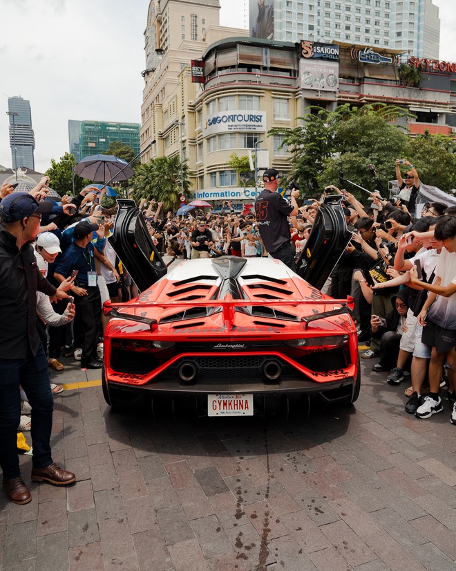 Những hình ảnh xấu trong Gumball 3000 tại TP. HCM: Người trèo rào, người chặn đầu xe, người đập kính siêu xe khiến YouTuber phải hét lên- Ảnh 3.