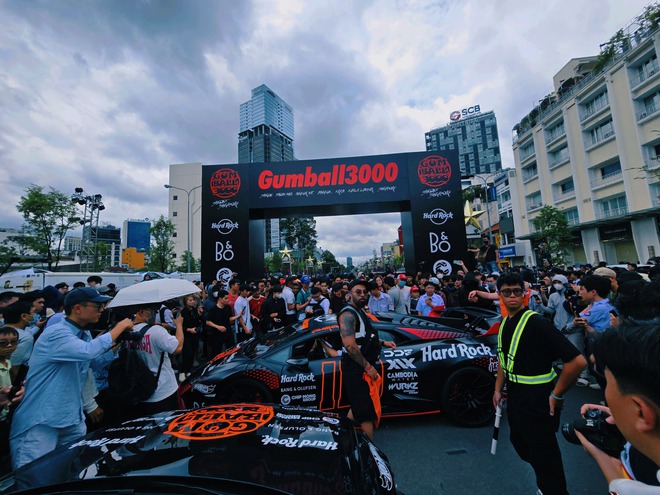 Những hình ảnh xấu trong Gumball 3000 tại TP. HCM: Người trèo rào, người chặn đầu xe, người đập kính siêu xe khiến YouTuber phải hét lên- Ảnh 5.