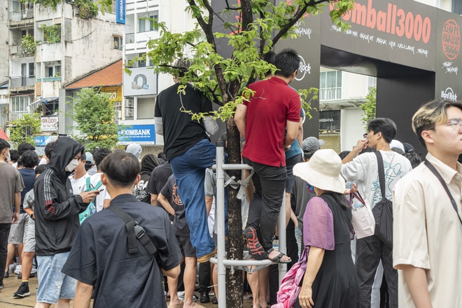 Những hình ảnh xấu trong Gumball 3000 tại TP. HCM: Người trèo rào, người chặn đầu xe, người đập kính siêu xe khiến YouTuber phải hét lên- Ảnh 10.