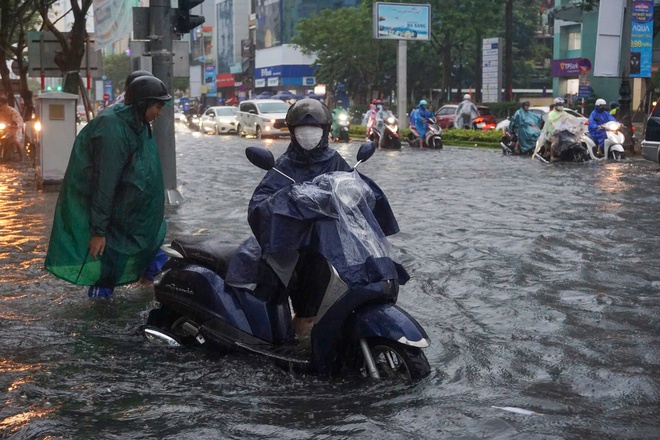 Mưa trắng trời khiến nhiều tuyến phố Đà Nẵng ngập sâu, hàng loạt xe chết máy, người dân chật vật di chuyển- Ảnh 6.