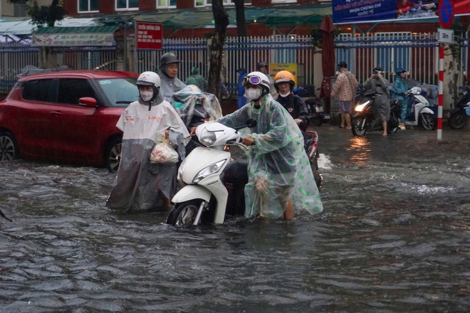 Mưa trắng trời khiến nhiều tuyến phố Đà Nẵng ngập sâu, hàng loạt xe chết máy, người dân chật vật di chuyển- Ảnh 3.