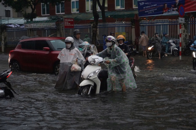 Mưa trắng trời khiến nhiều tuyến phố Đà Nẵng ngập sâu, hàng loạt xe chết máy, người dân chật vật di chuyển- Ảnh 8.