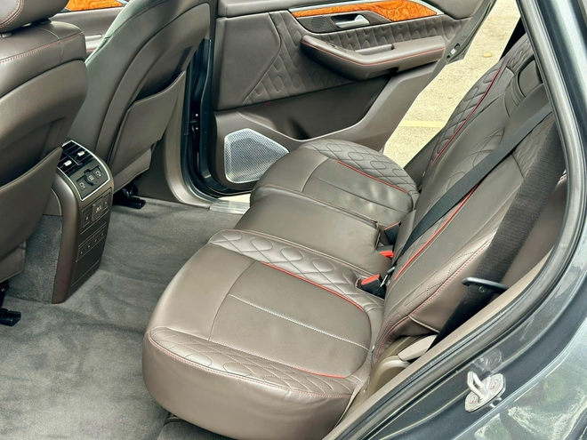 VinFast President 3 năm tuổi rao bán gần 1,5 tỷ đồng: Ngang giá Ford Everest, động cơ V8, nội thất nhiều tiện nghi- Ảnh 12. VinFast President 3 năm tuổi rao bán gần 1,5 tỷ đồng: Ngang giá Ford Everest, động cơ V8, nội thất nhiều tiện nghi- Ảnh 12.