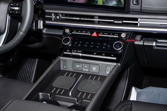 Cận cảnh Hyundai Santa Fe bản Prestige: Giá 1,265 tỷ đồng, tiện nghi gần ngang bản full, dễ thành bản bán chạy- Ảnh 9. Cận cảnh Hyundai Santa Fe bản Prestige: Giá 1,265 tỷ đồng, tiện nghi gần ngang bản full, dễ thành bản bán chạy- Ảnh 9.