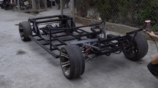 Chán làm xe bình thường, ông bố 9X ở Bắc Ninh tự chế mô hình BMW 'Rồng lửa' bằng gỗ tặng các con- Ảnh 2. Chán làm xe bình thường, ông bố 9X ở Bắc Ninh tự chế mô hình BMW 'Rồng lửa' bằng gỗ tặng các con- Ảnh 2.