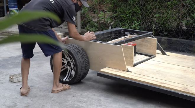 Chán làm xe bình thường, ông bố 9X ở Bắc Ninh tự chế mô hình BMW 'Rồng lửa' bằng gỗ tặng các con- Ảnh 4. Chán làm xe bình thường, ông bố 9X ở Bắc Ninh tự chế mô hình BMW 'Rồng lửa' bằng gỗ tặng các con- Ảnh 4.