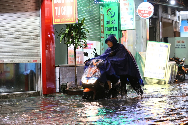 Mưa lớn tối cuối tuần khiến nhiều tuyến phố Hà Nội ngập sâu, người dân chật vật dắt xe chết máy- Ảnh 4.