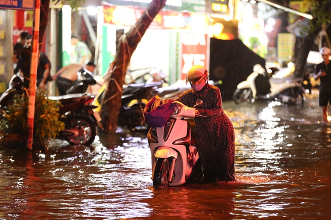 Mưa lớn tối cuối tuần khiến nhiều tuyến phố Hà Nội ngập sâu, người dân chật vật dắt xe chết máy- Ảnh 6.