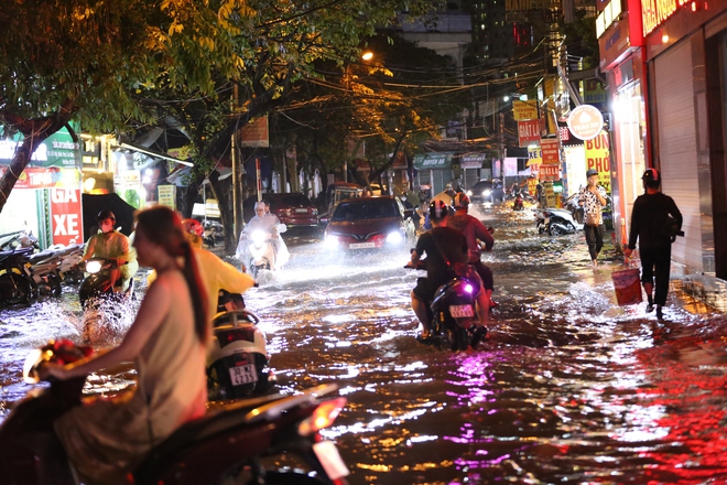 Mưa lớn tối cuối tuần khiến nhiều tuyến phố Hà Nội ngập sâu, người dân chật vật dắt xe chết máy- Ảnh 12.