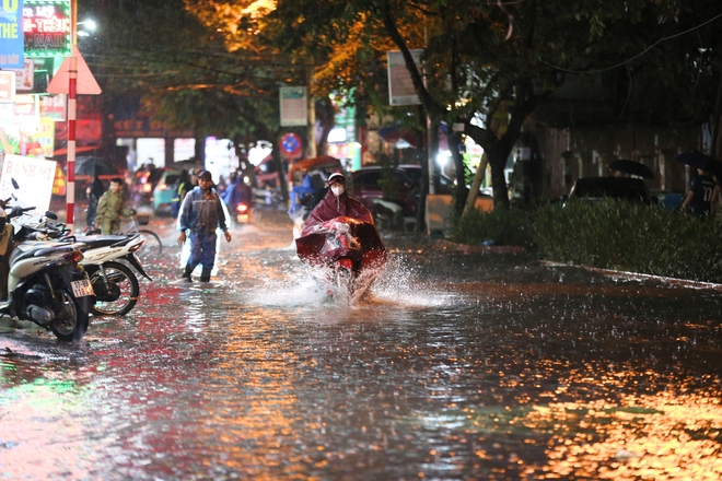 Mưa lớn tối cuối tuần khiến nhiều tuyến phố Hà Nội ngập sâu, người dân chật vật dắt xe chết máy- Ảnh 17.