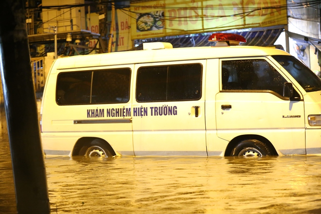 Mưa lớn tối cuối tuần khiến nhiều tuyến phố Hà Nội ngập sâu, người dân chật vật dắt xe chết máy- Ảnh 18.