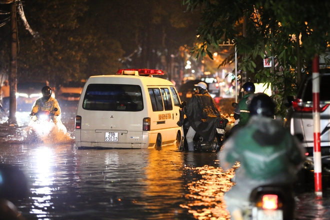 Mưa lớn tối cuối tuần khiến nhiều tuyến phố Hà Nội ngập sâu, người dân chật vật dắt xe chết máy- Ảnh 15.