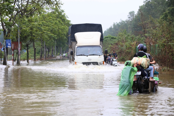 Hà Nội: Ngập sâu trên đại lộ Thăng Long, người dân phải bỏ 50.000 đồng thuê xe bò vượt qua- Ảnh 3.