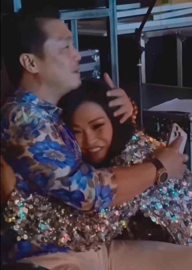 Phương Thanh đăng clip ôm chặt 1 người đàn ông cùng status dài gần 300 chữ- Ảnh 1. Phương Thanh đăng clip ôm chặt 1 người đàn ông cùng status dài gần 300 chữ- Ảnh 1.