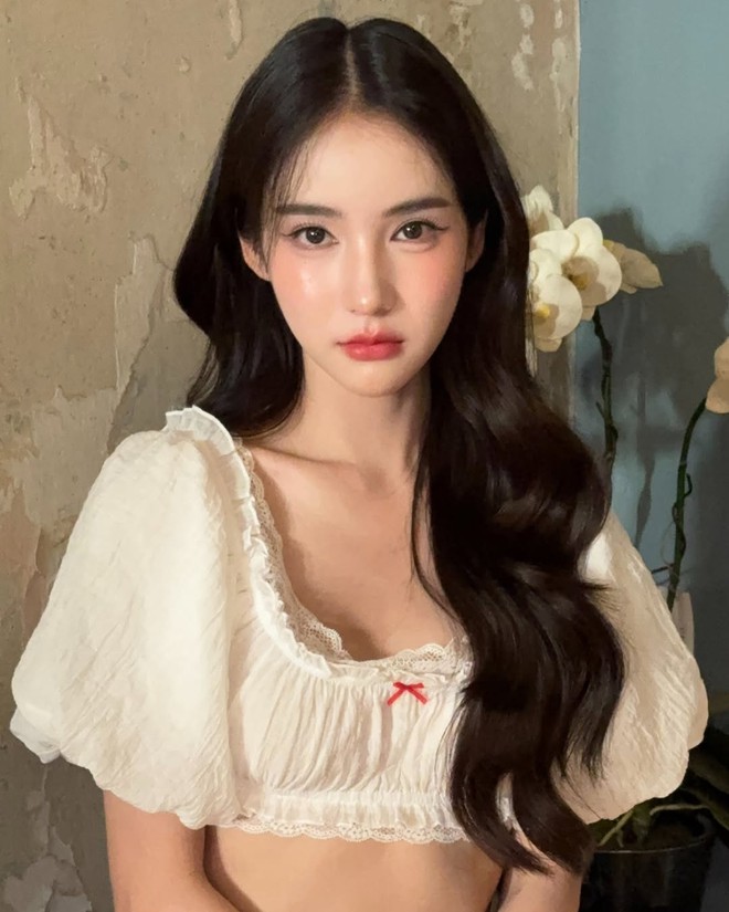 Mỹ nhân chuyển giới quấn băng keo quanh người khiến MXH dậy sóng, đỉnh không kém bản gốc- Ảnh 8. Mỹ nhân chuyển giới quấn băng keo quanh người khiến MXH dậy sóng, đỉnh không kém bản gốc- Ảnh 8.
