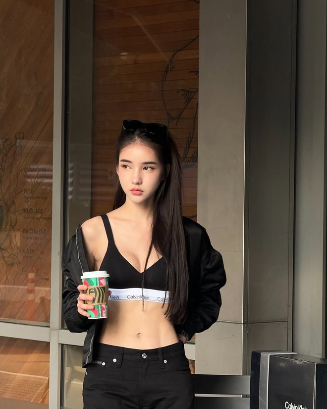 Mỹ nhân chuyển giới quấn băng keo quanh người khiến MXH dậy sóng, đỉnh không kém bản gốc- Ảnh 14. Mỹ nhân chuyển giới quấn băng keo quanh người khiến MXH dậy sóng, đỉnh không kém bản gốc- Ảnh 14.
