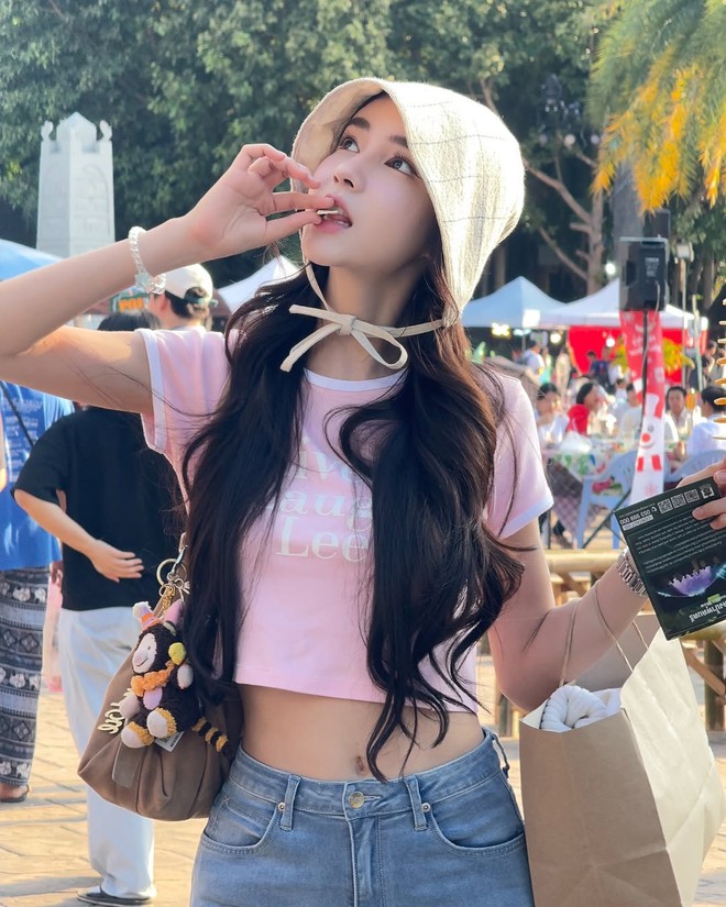 Mỹ nhân chuyển giới quấn băng keo quanh người khiến MXH dậy sóng, đỉnh không kém bản gốc- Ảnh 15. Mỹ nhân chuyển giới quấn băng keo quanh người khiến MXH dậy sóng, đỉnh không kém bản gốc- Ảnh 15.