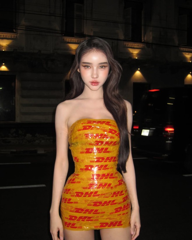 Mỹ nhân chuyển giới quấn băng keo quanh người khiến MXH dậy sóng, đỉnh không kém bản gốc- Ảnh 3. Mỹ nhân chuyển giới quấn băng keo quanh người khiến MXH dậy sóng, đỉnh không kém bản gốc- Ảnh 3.